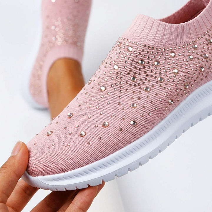Białe wsuwane sneakersy damskie o anatomicznym kształcie