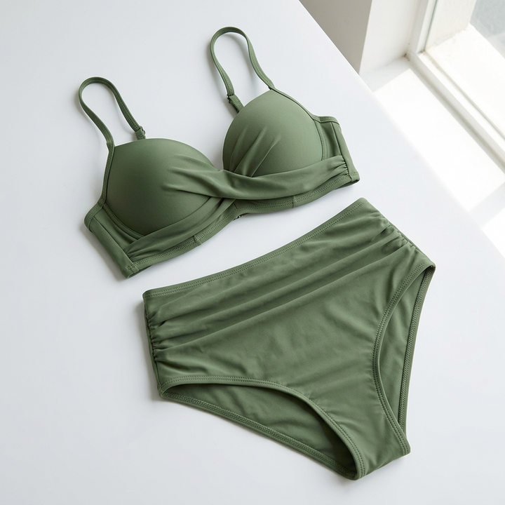 Damskie bikini z wysokim stanem retro, widok z tyłu stroju kąpielowego na plażę