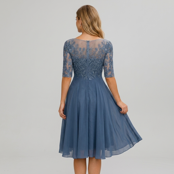 Elegancka sukienka midi z koronkową górą i rękawem 3/4 w pełnym wymiarze
