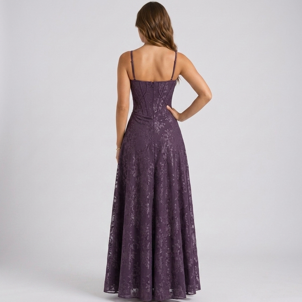 Widok z tyłu na fioletową sukienkę maxi z gorsetem i odkrytymi plecami