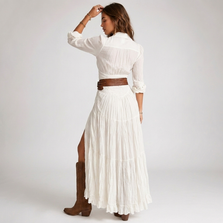Widok z tyłu na elegancką białą sukienkę maxi w stylu boho