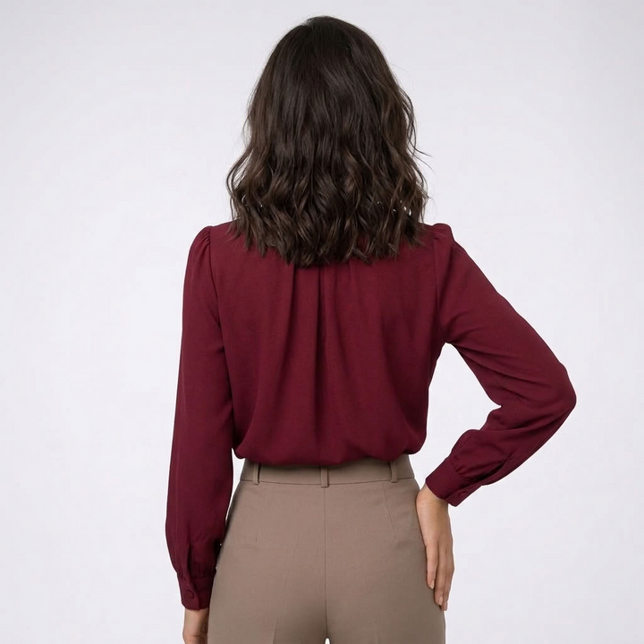 Elegancka bluzka damska z plisowaną górą i rękawem 3/4 w ujęciu z boku