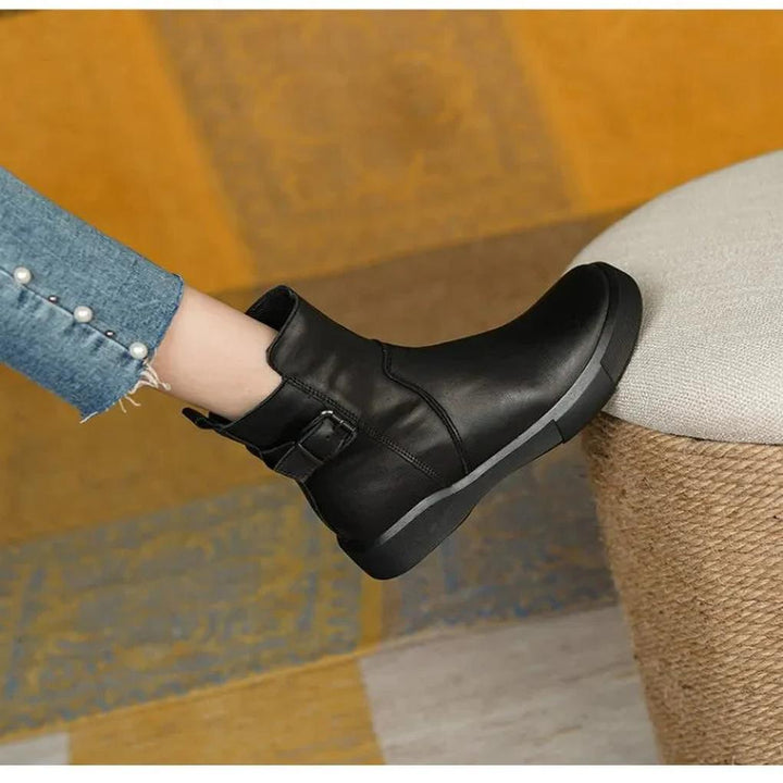 Skórzane buty retro z ozdobnym zapięciem w zbliżeniu
