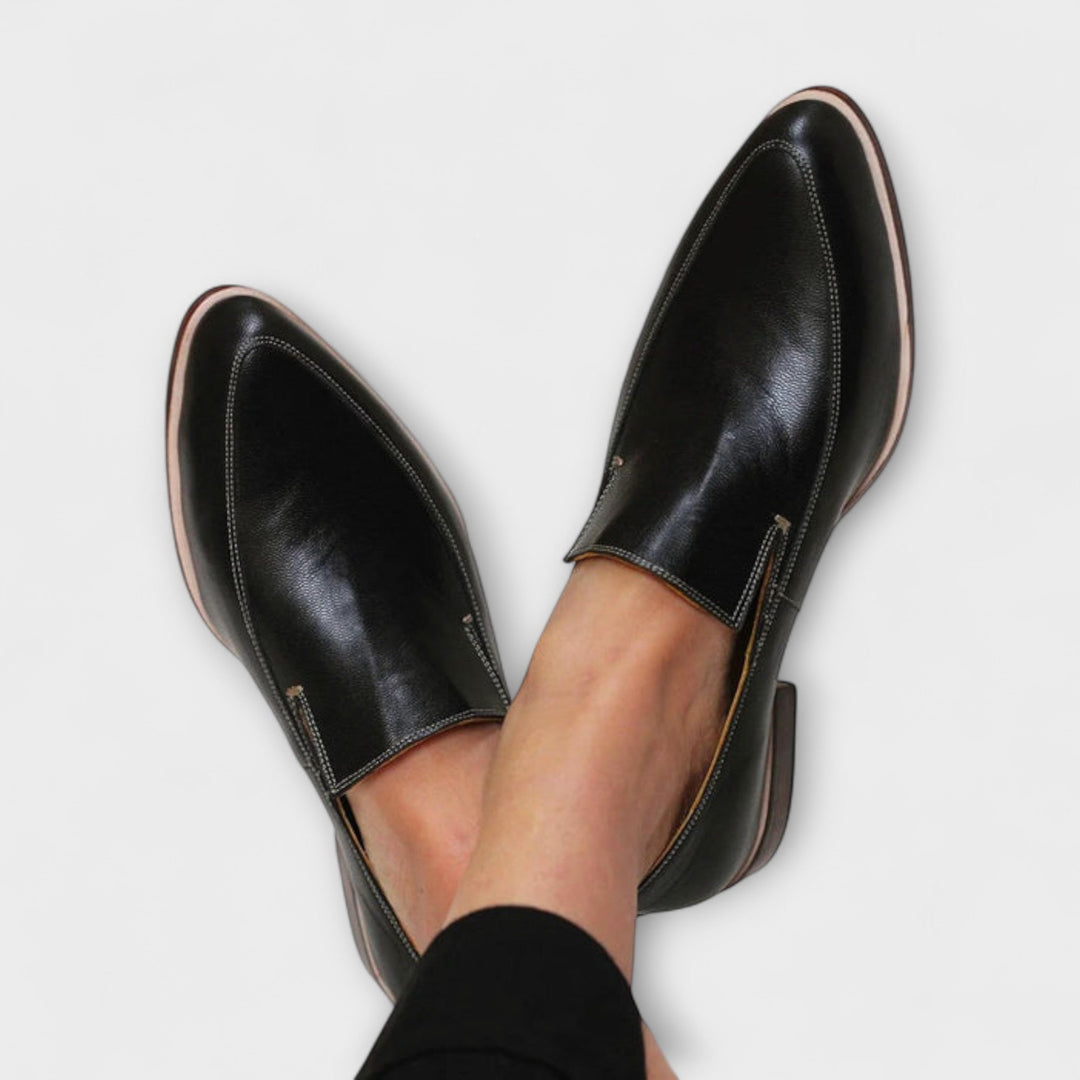 Czarne damskie mokasyny slip-on Noria prezentowane z góry