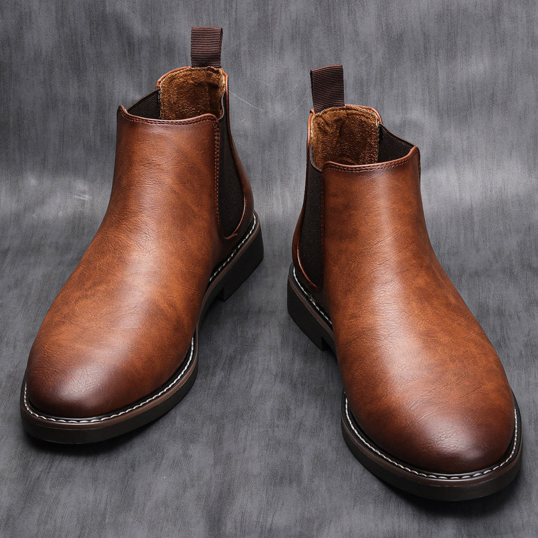 Wygodne męskie buty chelsea boots casualowe prezentowane z boku