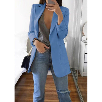 Klasyczny żakiet damski o dopasowanym kroju, elegancka moda biurowa
