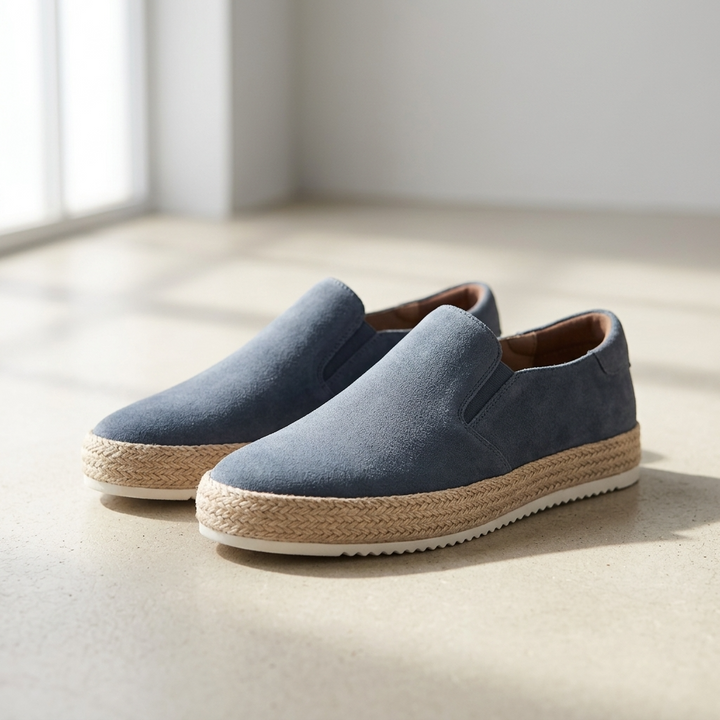 Niebieskie męskie espadryle slip-on w jasnym minimalistycznym otoczeniu