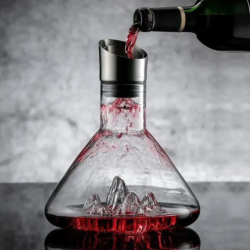 Szklana karafka do wina 1500 ml z aeratorem stojąca na eleganckim stole