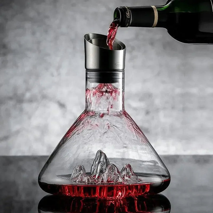Szklana karafka do wina 1500 ml z aeratorem stojąca na eleganckim stole