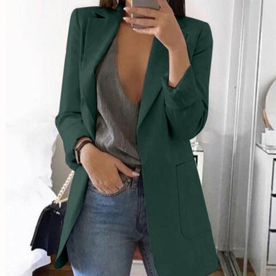 Kobieta w zielonym eleganckim blazerze
