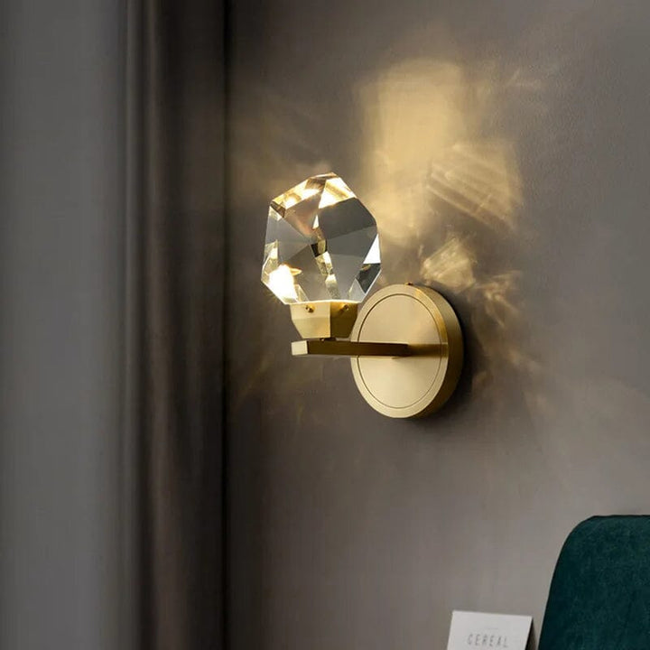 Lampa kryształowa wisząca w aranżacji eleganckiego salonu