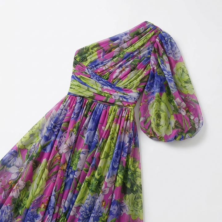 Elegancka sukienka maxi w kwiaty z asymetrycznym dekoltem, widok z tyłu