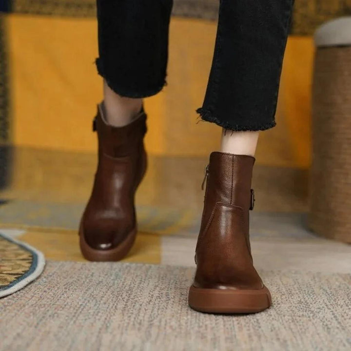 Brązowe damskie botki w stylu retro z widoczną podeszwą