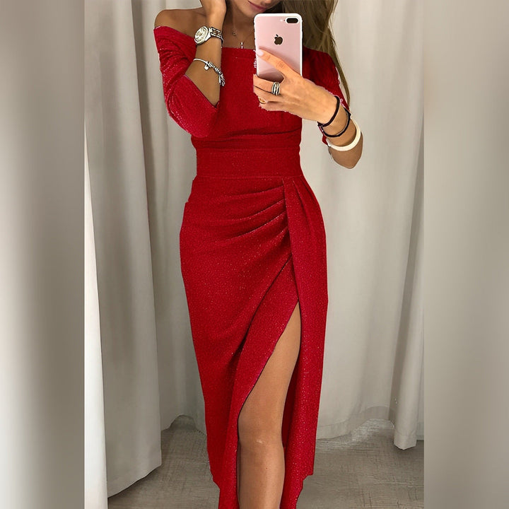 Kobieta w czerwonej, eleganckiej sukience wieczorowej z połyskiem i rozcięciem