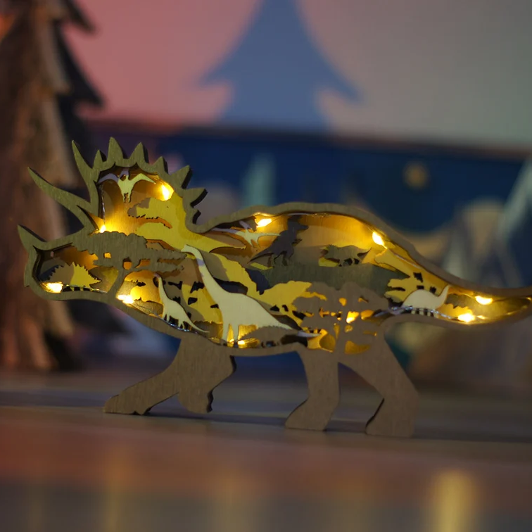 Detail: drewniana figurka dinozaura z grawerowanym wzorem, rzemiosło, unikalna dekoracja.