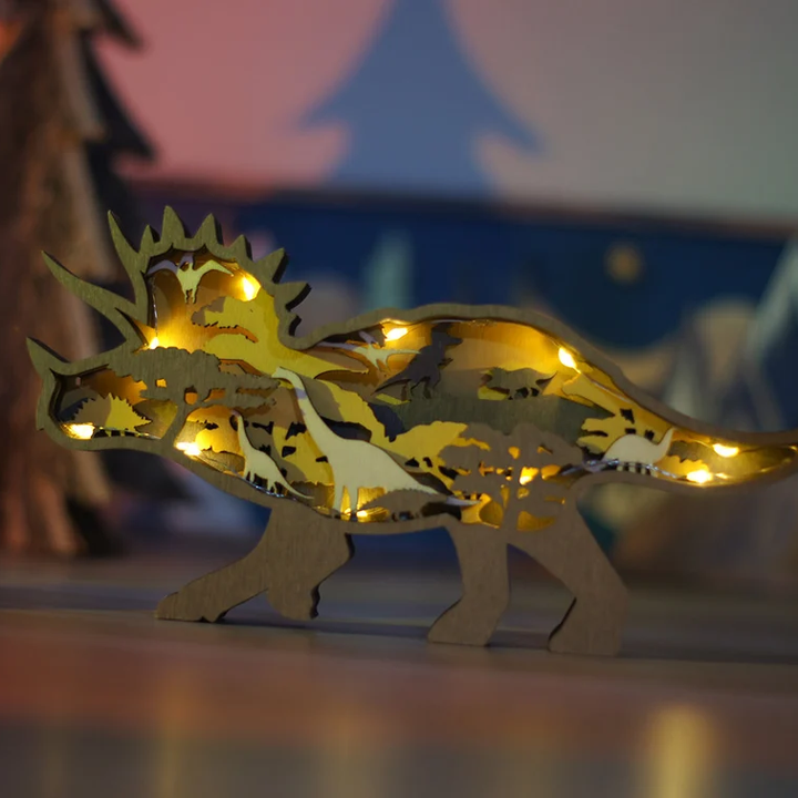 Detail: drewniana figurka dinozaura z grawerowanym wzorem, rzemiosło, unikalna dekoracja.