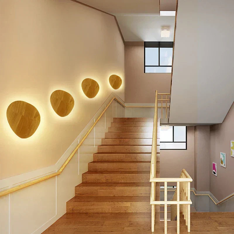 Drewniana lampa ścienna skandynawska, minimalistyczny kinkiet LED do nowoczesnych wnętrz.