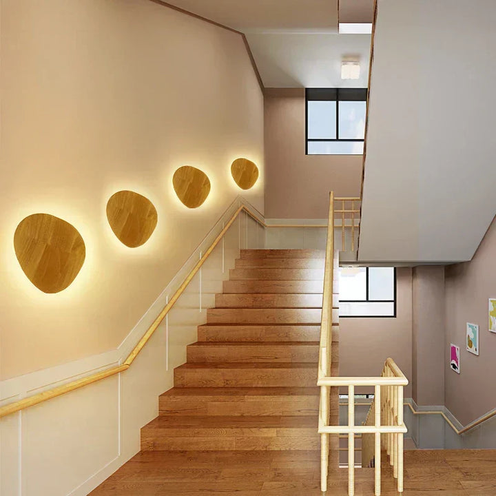 Drewniana lampa ścienna skandynawska, minimalistyczny kinkiet LED do nowoczesnych wnętrz.