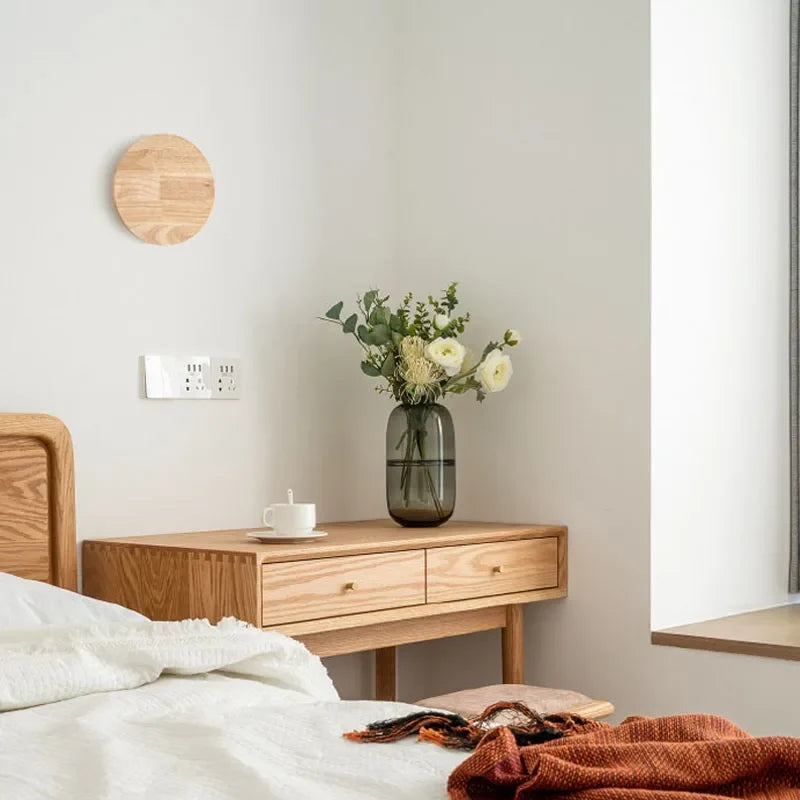 Minimalistyczna lampa ścienna drewniana, skandynawski design do ciepłych i zimnych wnętrz.