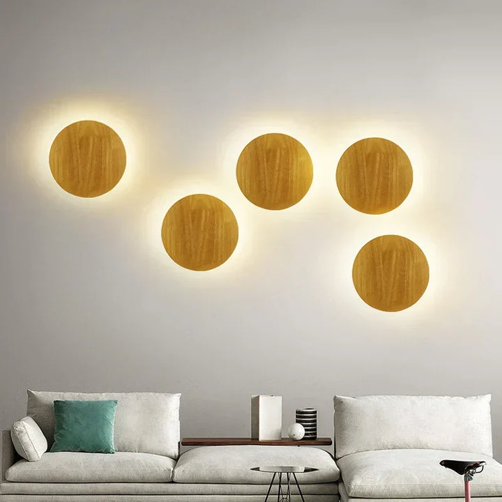 Skandynawska lampa LED, drewniany kinkiet ścienny, ciepłe oświetlenie do sypialni.