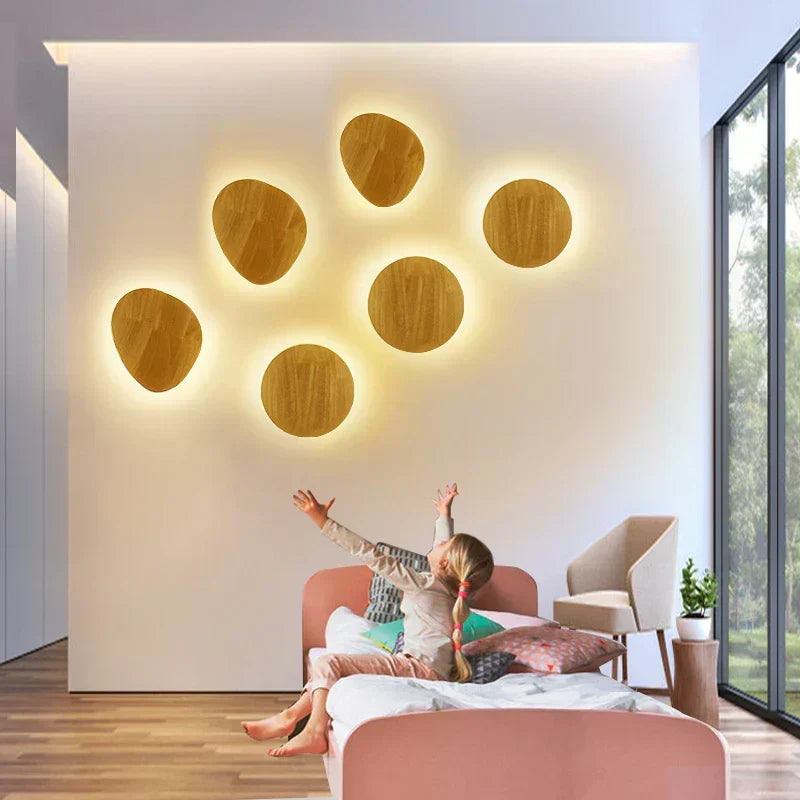 Elegancka drewniana lampa ścienna, styl skandynawski, minimalistyczna dekoracja do salonu.