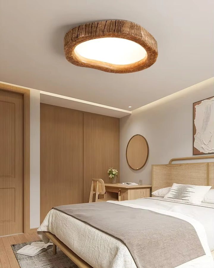 Lampa sufitowa z drewna w stylu Japandi, emitująca przytulną, ciepłą poświatę. Idealna do wnętrz domowych.