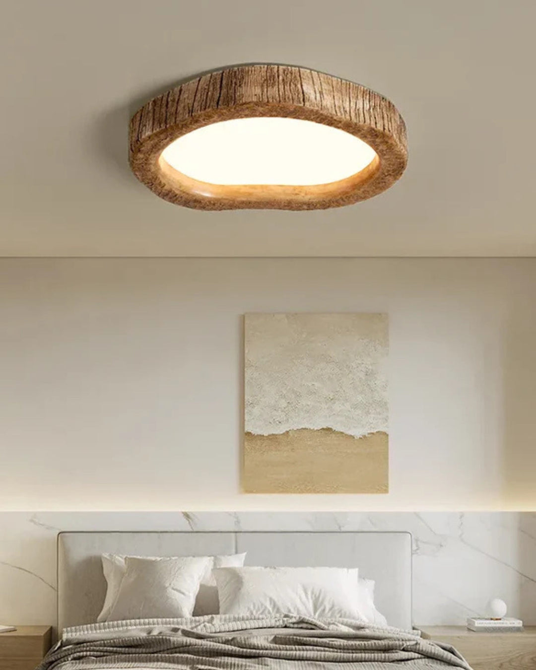 Lampa sufitowa Japandi, drewniana, tworząca przytulne, ciepłe oświetlenie. Idealna do sypialni lub salonu.