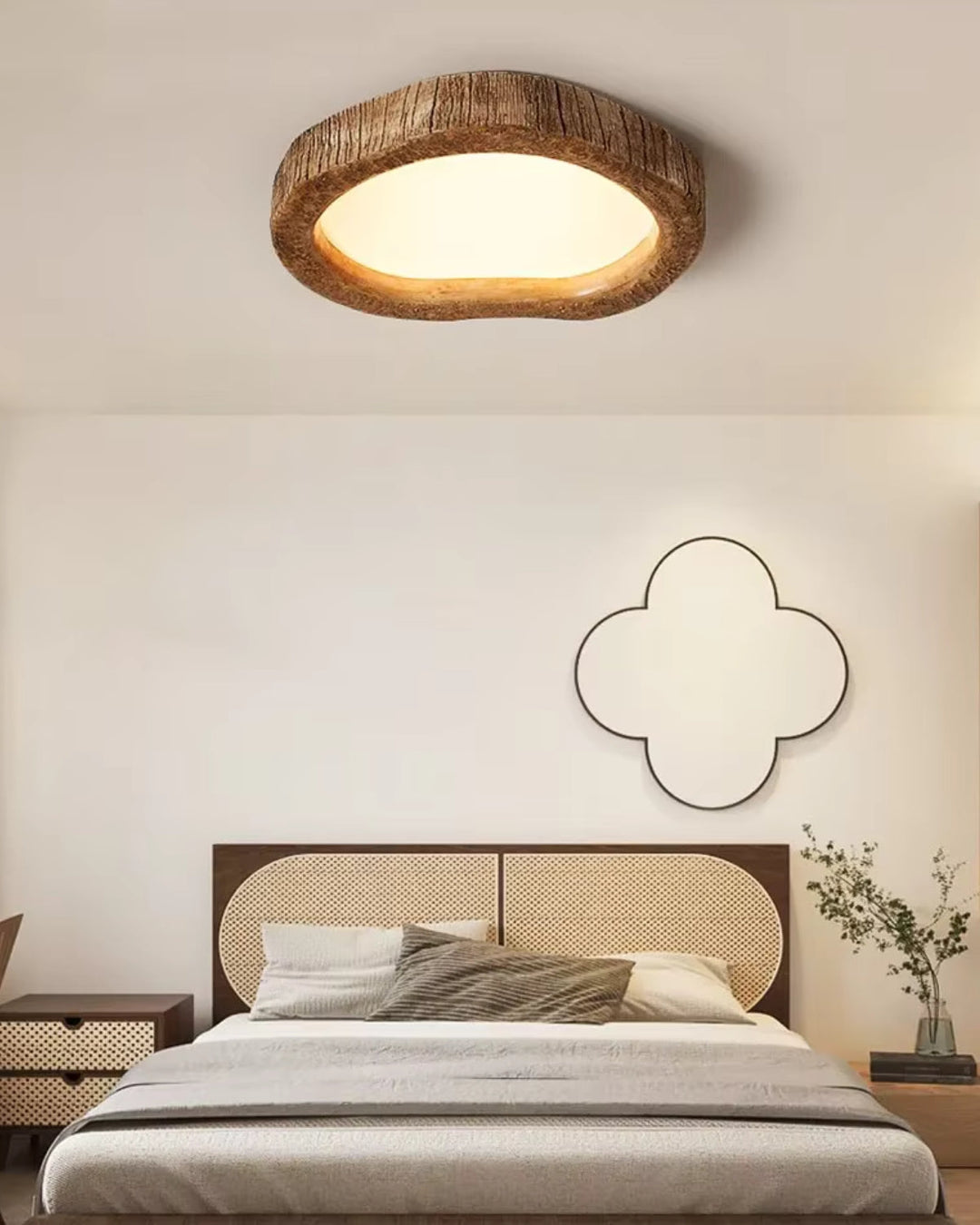 Drewniana lampa sufitowa Japandi w eleganckim salonie. Oferuje stylowe oświetlenie z ciepłą i przytulną poświatą.
