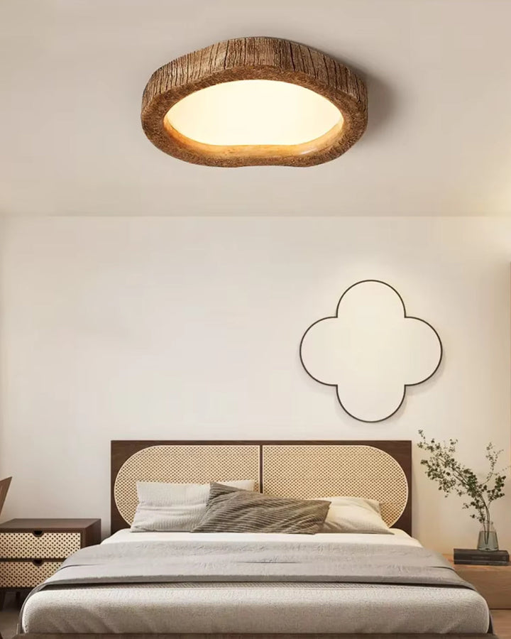 Drewniana lampa sufitowa Japandi w eleganckim salonie. Oferuje stylowe oświetlenie z ciepłą i przytulną poświatą.