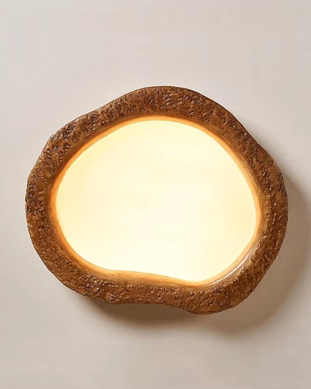 Okrągła lampa sufitowa Japandi wykonana z drewna. Minimalistyczny design i ciepłe oświetlenie do każdego wnętrza.