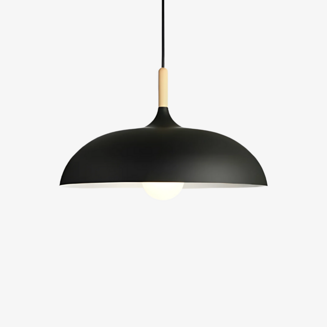 Drewniana lampa wisząca w stylu skandynawskim, idealna do jadalni. Ciepłe oświetlenie LED.
