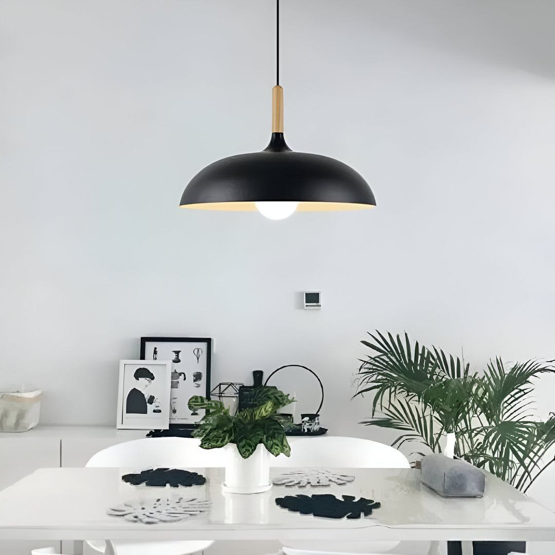 Drewniana lampa sufitowa w stylu skandynawskim, designerskie oświetlenie kuchni, ciepłe światło.