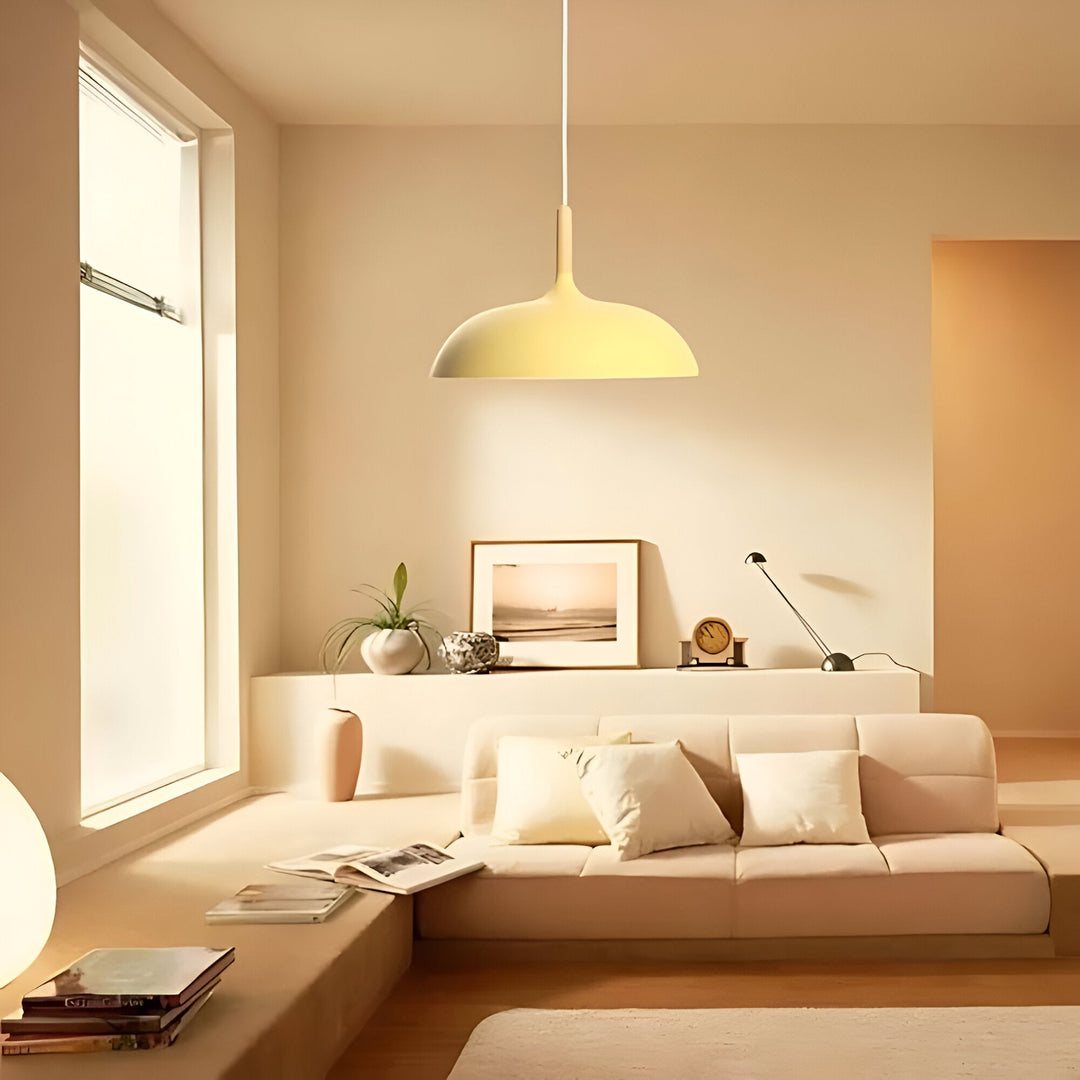 Elegancka lampa wisząca drewniana, skandynawski design, oświetlenie do sypialni i salonu.