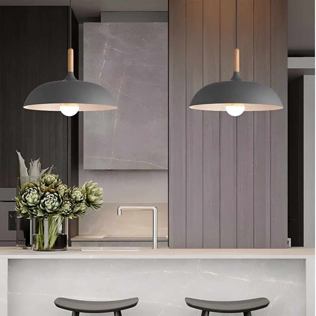 Lampa wisząca E27 z naturalnego drewna, skandynawski styl, do nowoczesnych wnętrz domowych.