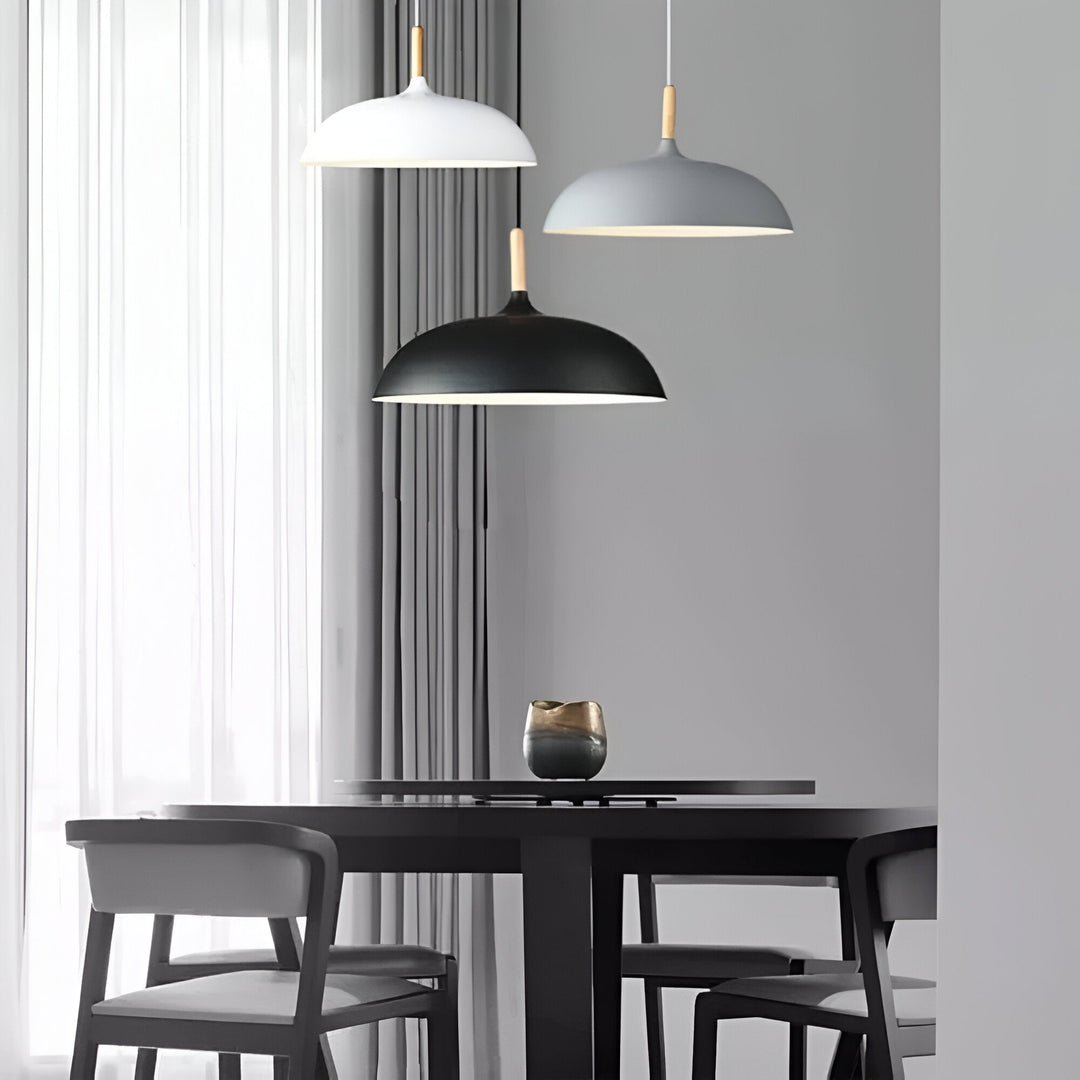 Lampa wisząca drewniana, skandynawski design, oświetlenie do salonu, nowoczesny styl.