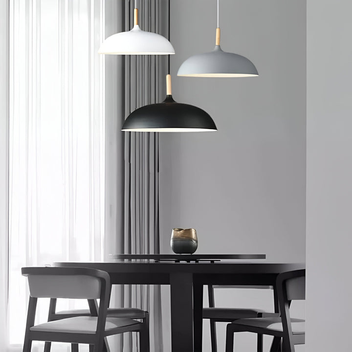 Lampa wisząca drewniana, skandynawski design, oświetlenie do salonu, nowoczesny styl.