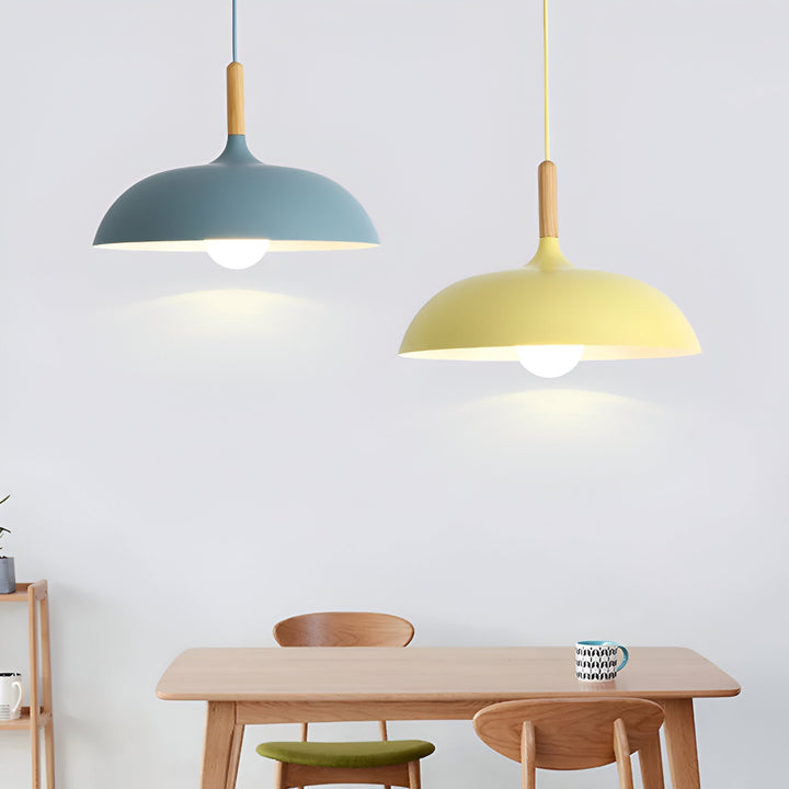 Designerskie oświetlenie: skandynawska drewniana lampa wisząca do jadalni, ciepłe światło.