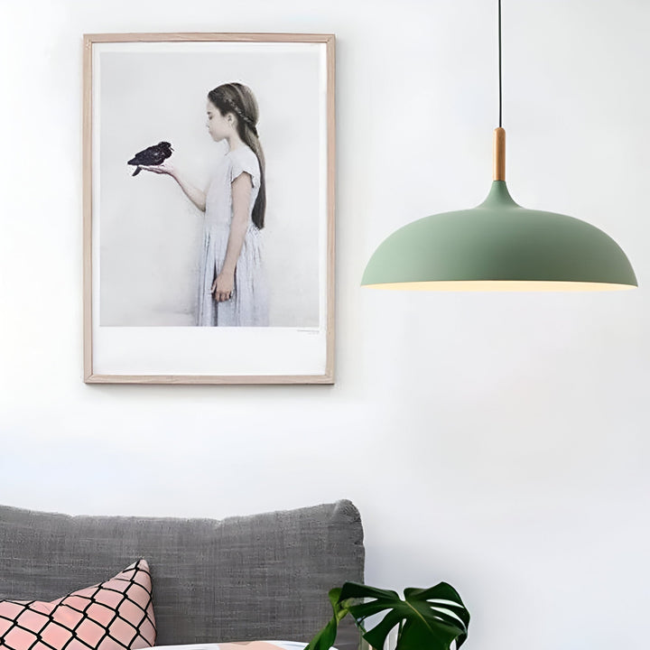 Oświetlenie skandynawskie: designerska lampa wisząca z drewna, ciepłe światło LED.