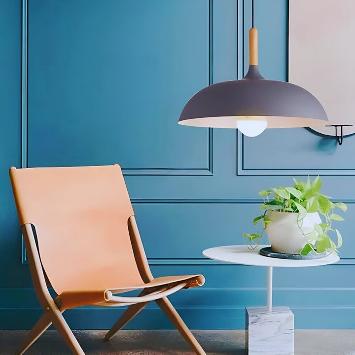Minimalistyczna lampa wisząca z drewna, skandynawski akcent do jadalni, ciepłe światło.