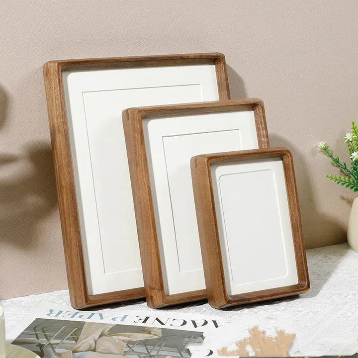 Minimalistyczna drewniana ramka na zdjęcia jako stylowa dekoracja wnętrza salonu lub sypialni.