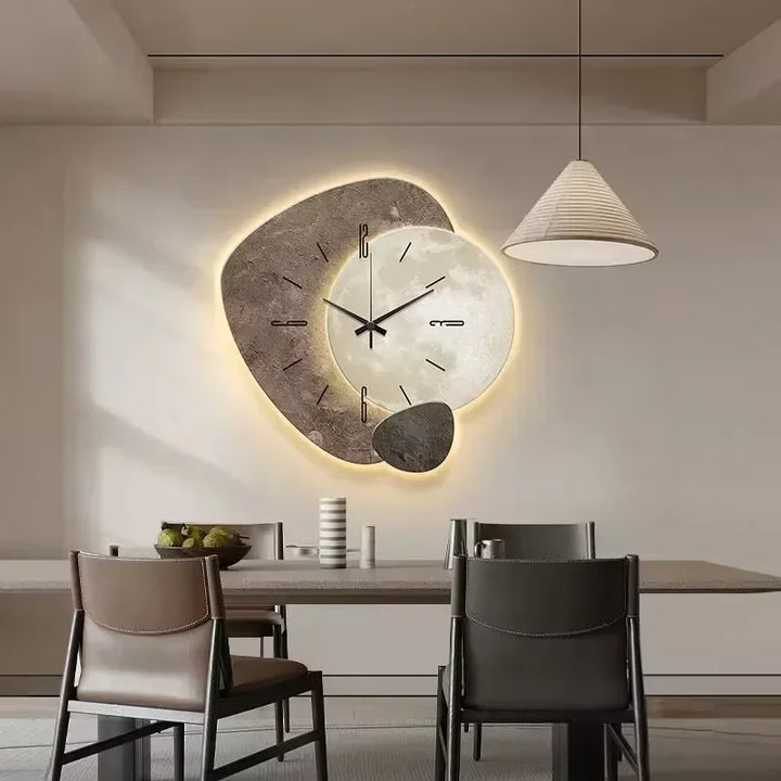 Stylowy drewniany zegar ścienny, naturalne drewno, cichy mechanizm, idealny do nowoczesnych wnętrz.