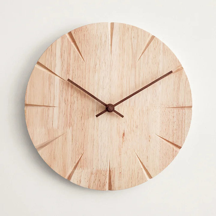 Drewniany zegar ścienny w stylu skandynawskim. Minimalistyczny design, cichy mechanizm, idealny do salonu.