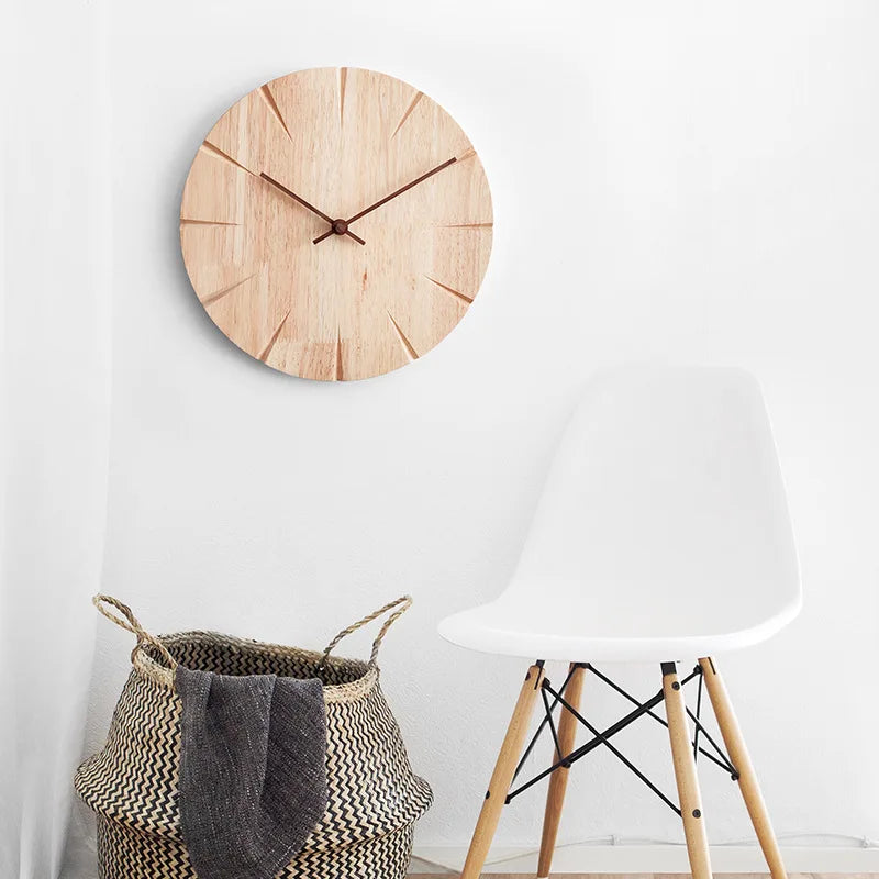 Okrągły zegar ścienny drewniany, minimalistyczny design. Akcesoria domowe w stylu skandynawskim do biura i sypialni.