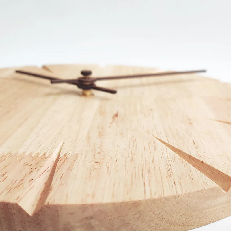 Zegar ścienny z naturalnego drewna, design skandynawski. Idealny dodatek do domu, nowoczesny i funkcjonalny.
