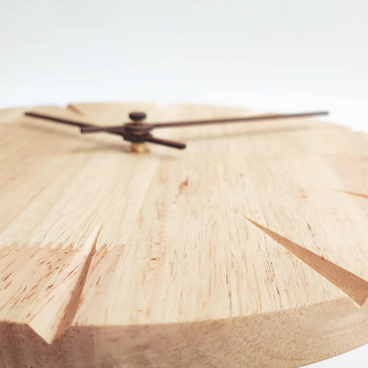 Zegar ścienny z naturalnego drewna, design skandynawski. Idealny dodatek do domu, nowoczesny i funkcjonalny.