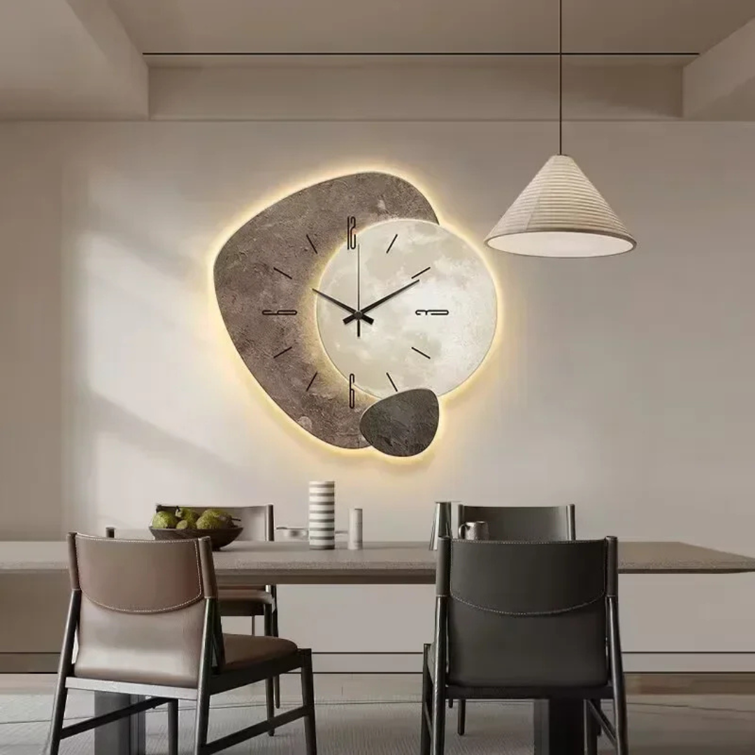 Nowoczesny drewniany zegar ścienny z subtelnym oświetleniem LED, stylowa dekoracja do domu.