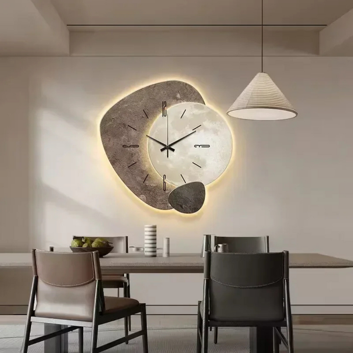 Nowoczesny drewniany zegar ścienny z subtelnym oświetleniem LED, stylowa dekoracja do domu.