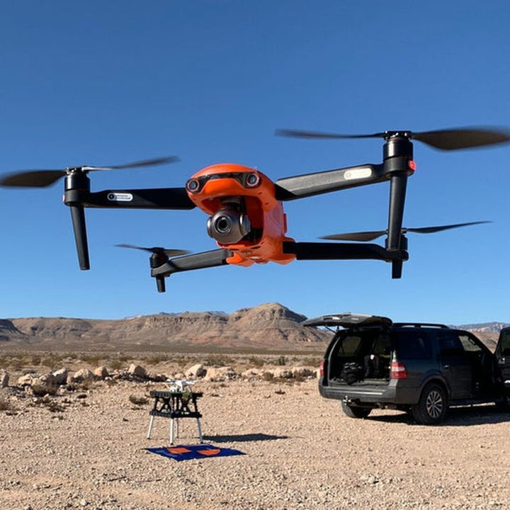 Autonomiczny dron z funkcjami nadzoru i stabilizacji lotu. Cichy quadrocopter do zdjęć lotniczych.