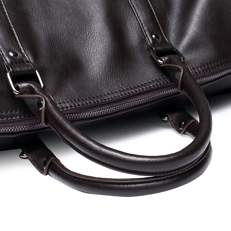 Czarna elegancka torba podróżna skórzana, lekka i pojemna, idealna do samolotu jako duffel.