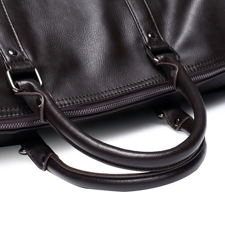 Czarna elegancka torba podróżna skórzana, lekka i pojemna, idealna do samolotu jako duffel.